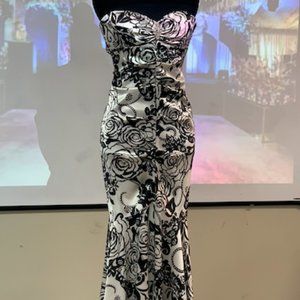 XSCAPE PETITE SIZE-6 BLACK AND WHITE EVENING GOWN